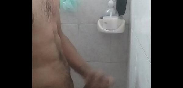  Mi novia me espia en el baño